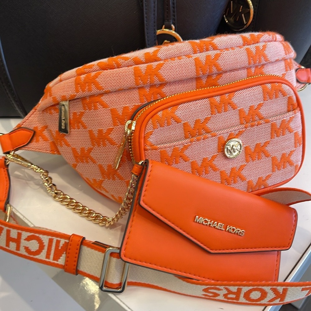 MICHAEL KORS
Maisie Large Logo 2-in-1 Sling Waist Fanny Pack Crossbody
Poppy - Picture 8 of 16